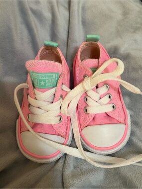 Converse Kids Pink Canvas Low-Top Sneakers *LIKE NEW*